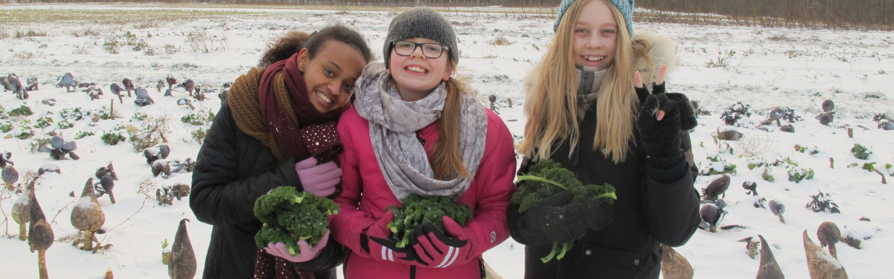 Home economics in a wintry outdoor setting. Photo by Anne Bech, Brøndbyøster Elementary School.